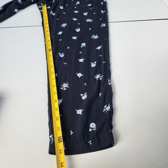 Old Navy Jumpsuit Woman’s Black White Floral Short Sleeve Viscose Sz S - Picture 15 of 16